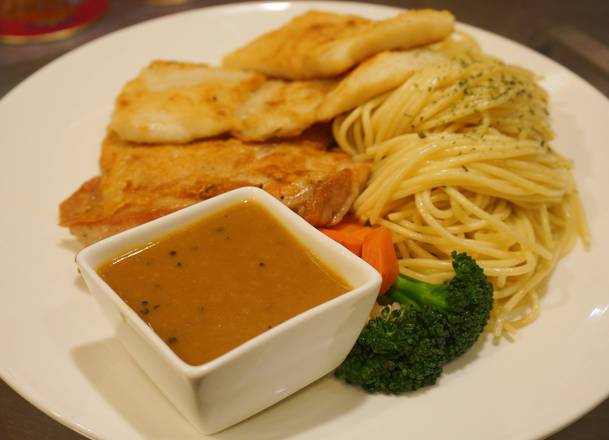 Chicken Fillet and Pork Chop on Spaghetti 香煎鴛鴦扒意粉